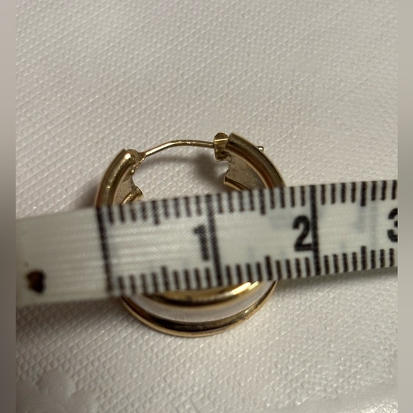 14K Two tone Huggie - Hoop earrings Estate - Picture 10 of 14